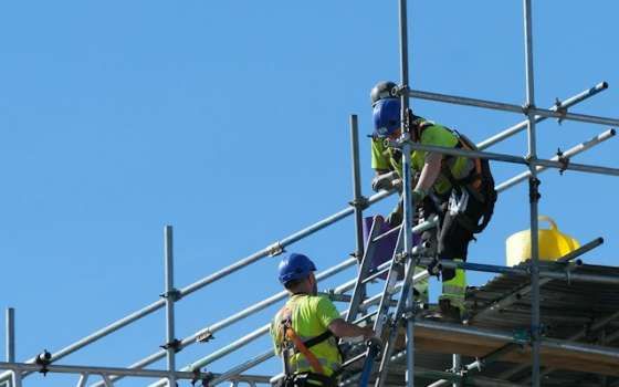 Video AI detecting work at height and harness use on a construction site