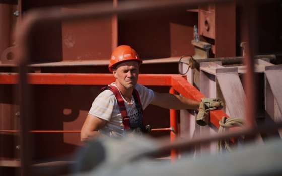 Video AI detecting hard hats and safety harnesses at an oil and gas site